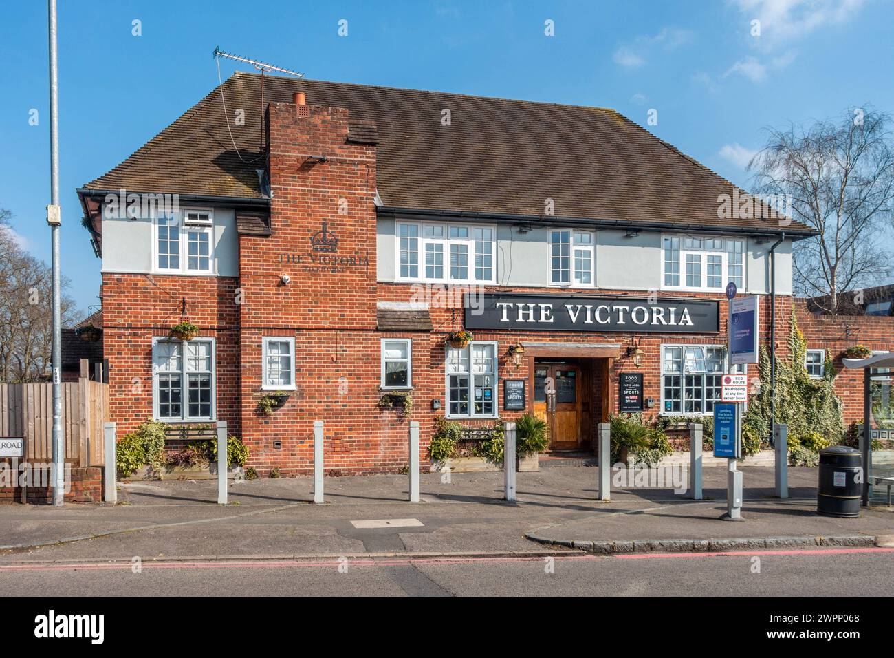 Vista esterna del pub Victoria a Tilehurst, Reading, Regno Unito, con un cielo blu sopra. Foto Stock