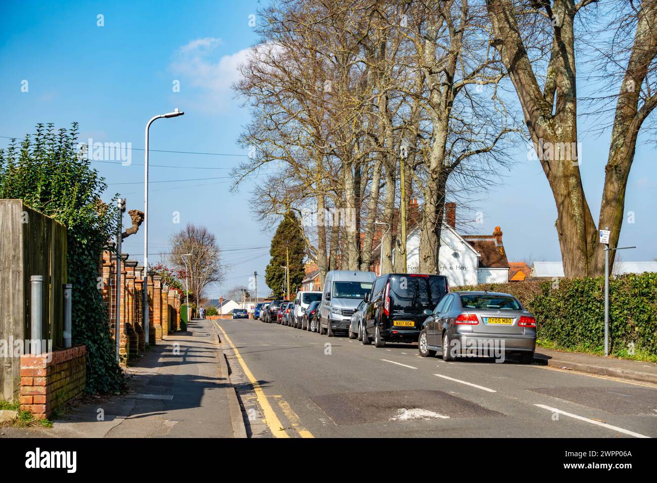 Auto parcheggiate lungo Armour Road a Tilehurst, Reading, Regno Unito Foto Stock