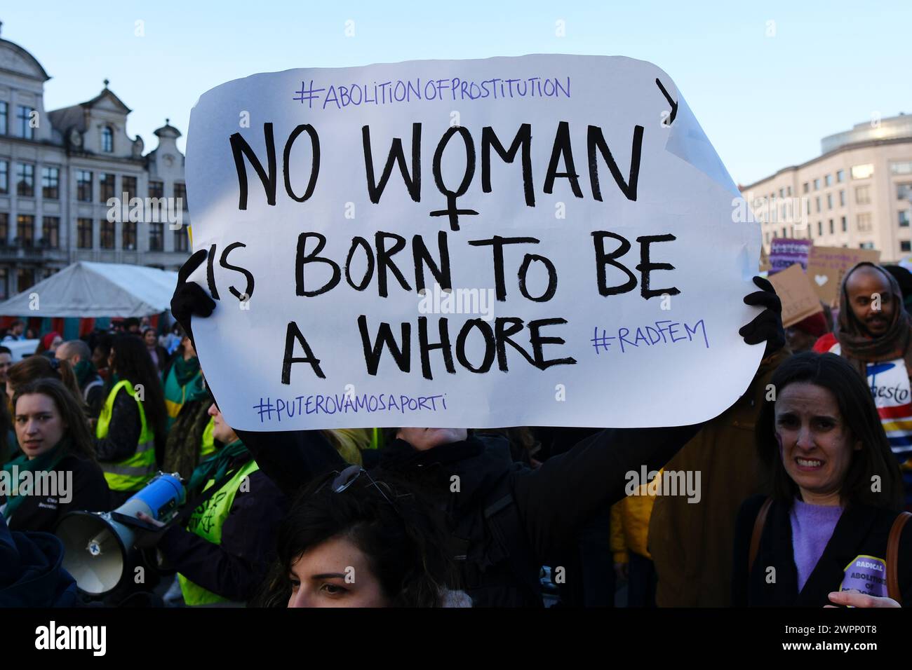 Bruxelles, Belgio. 8 marzo 2024. La gente partecipa a una manifestazione per chiedere l'uguaglianza di genere e chiedere la fine della violenza contro le donne in occasione della giornata internazionale della donna a Bruxelles, in Belgio, l'8 marzo 2024. Crediti: ALEXANDROS MICHAILIDIS/Alamy Live News Foto Stock