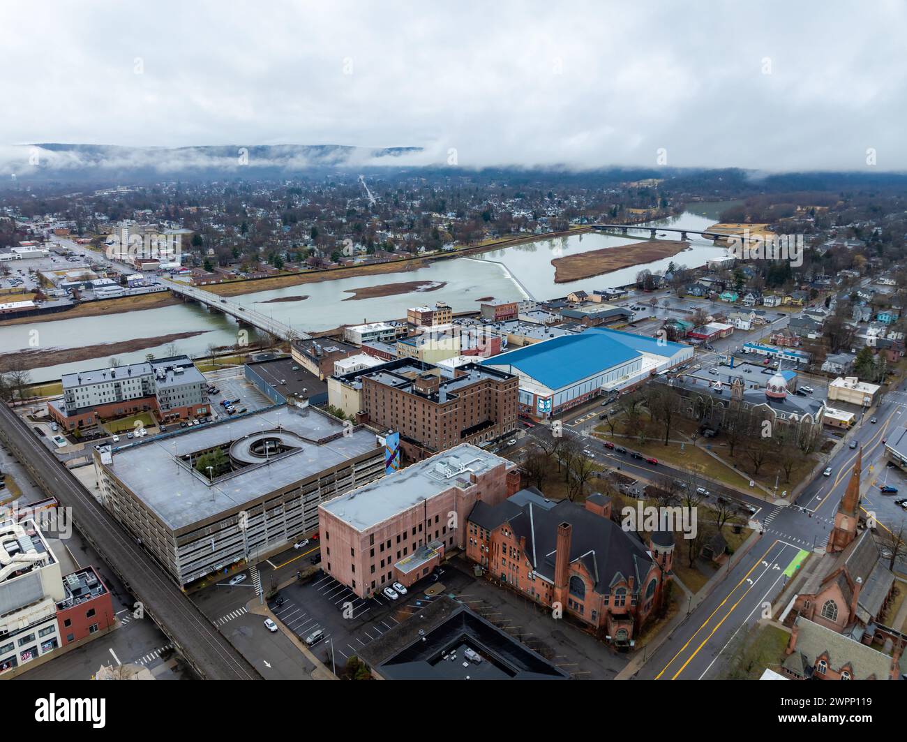 Elmira, New York, Stati Uniti d'America - 03-02-2024 - Nuvolosa immagine aerea invernale dell'area del centro città di Elmira, New York, attività tutto l'anno. Foto Stock