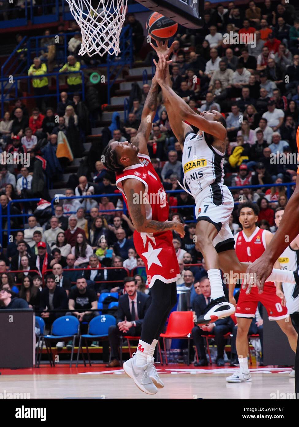 Milano, Italia. 8 marzo 2024. Kevin Punter (Partizan Belgrado) & Rodney McGruder (EA7 Emporio Armani Olimpia Milano) durante EA7 Emporio Armani Milano vs Partizane Belgrado, partita di pallacanestro Eurolega a Milano, Italia, 08 marzo 2024 crediti: Agenzia fotografica indipendente/Alamy Live News Foto Stock