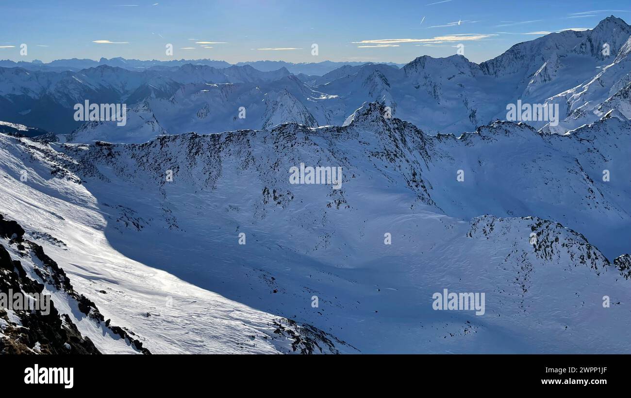 Area sciistica Gurgl sul retro Ötztal, vista del mondo delle montagne innevate, Hinterer Wurmkogel, Hochgurgl, montagne, natura, attività, sci, sole, nuvole, cielo blu, Alpi Ötztal, Tirolo, Austria Foto Stock