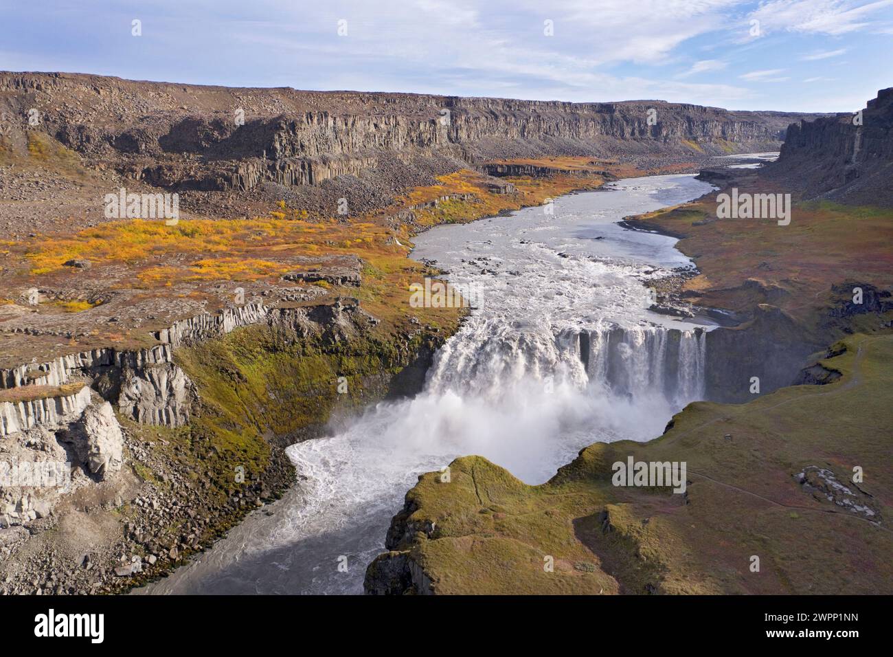 Le acque di Joekulsa, un fjoellum a cascata sulle rocce basaltiche di Hafragilsfoss, nel nord-est dell'Islanda. Foto Stock