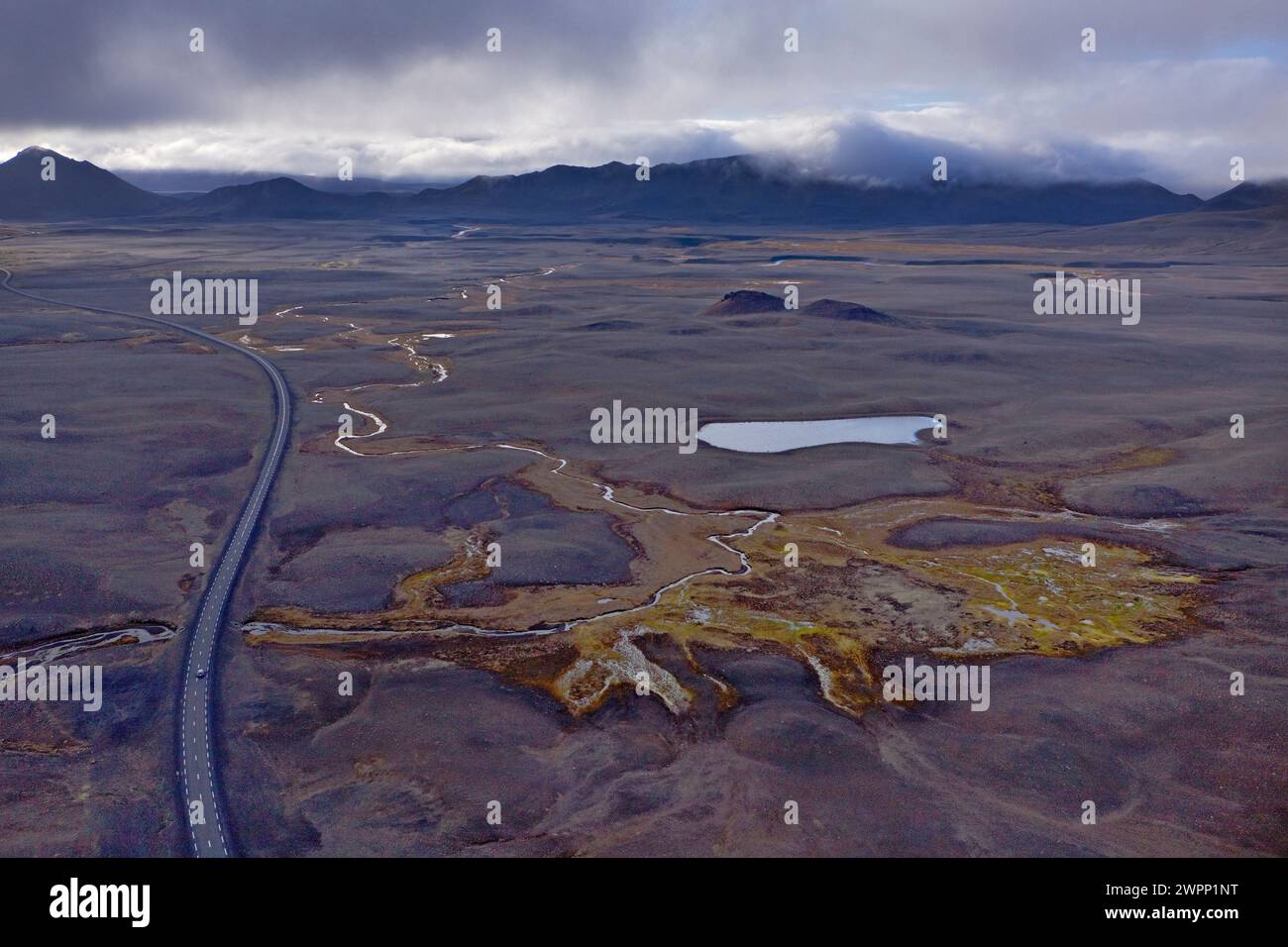 Vista aerea di un'area primaverile di Saudafell, nel nord-est dell'Islanda. Sulla sinistra, prendi la circonvallazione 1 Foto Stock