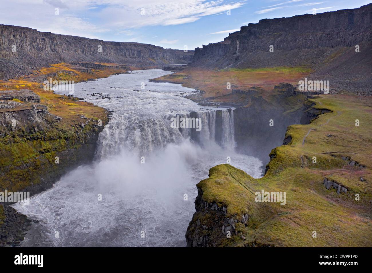 Le acque di Joekulsa, un fjoellum a cascata sulle rocce basaltiche di Hafragilsfoss, nel nord-est dell'Islanda. Foto Stock