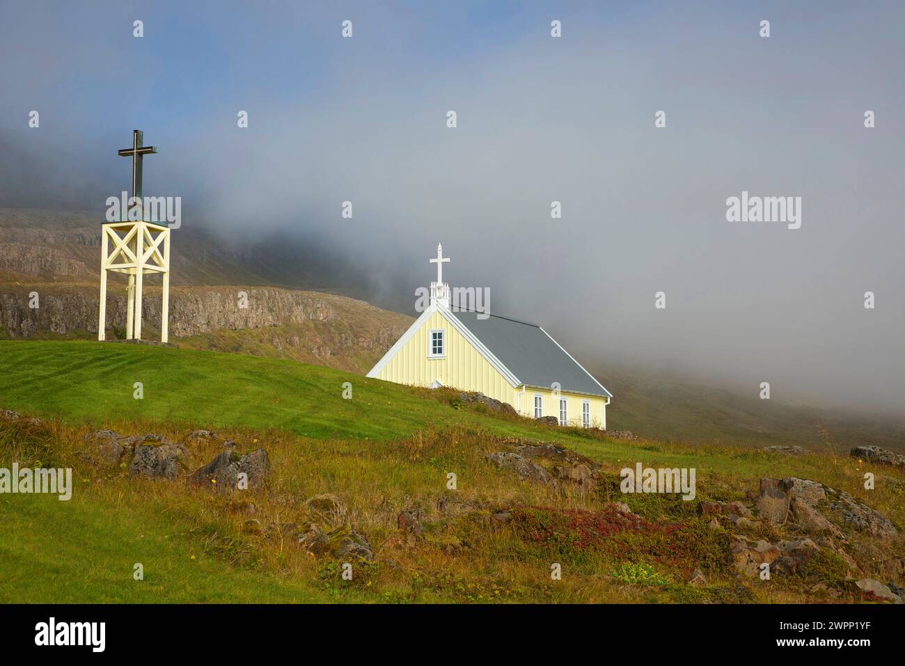 Chiesa sulla fattoria Kolfreyjustadur, costruita da Driftwood nel 1878. Foto Stock