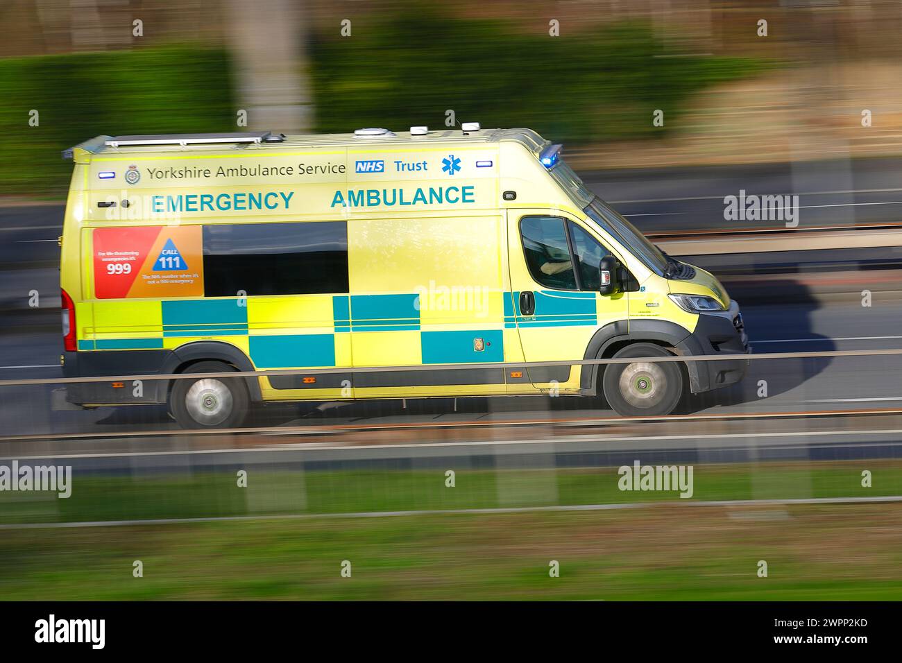Ambulanza di emergenza in chiamata a Leeds, West Yorkshire, Regno Unito Foto Stock