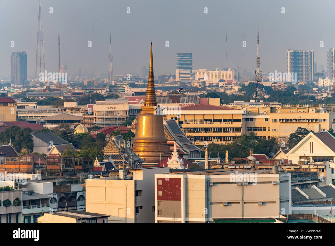 Stupa dorato del tempio Wat Somanat Wihan sopra i tetti di Bangkok, Thailandia, Asia Foto Stock