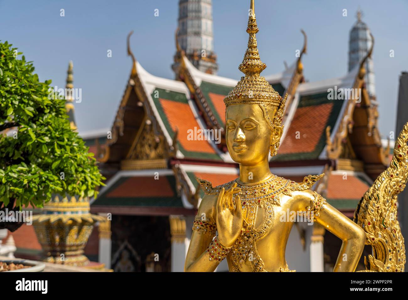 Statua dorata di una creatura mitologica a Wat Phra Kaeo, tempio buddista del re, Grand Palace Bangkok, Thailandia, Asia Foto Stock