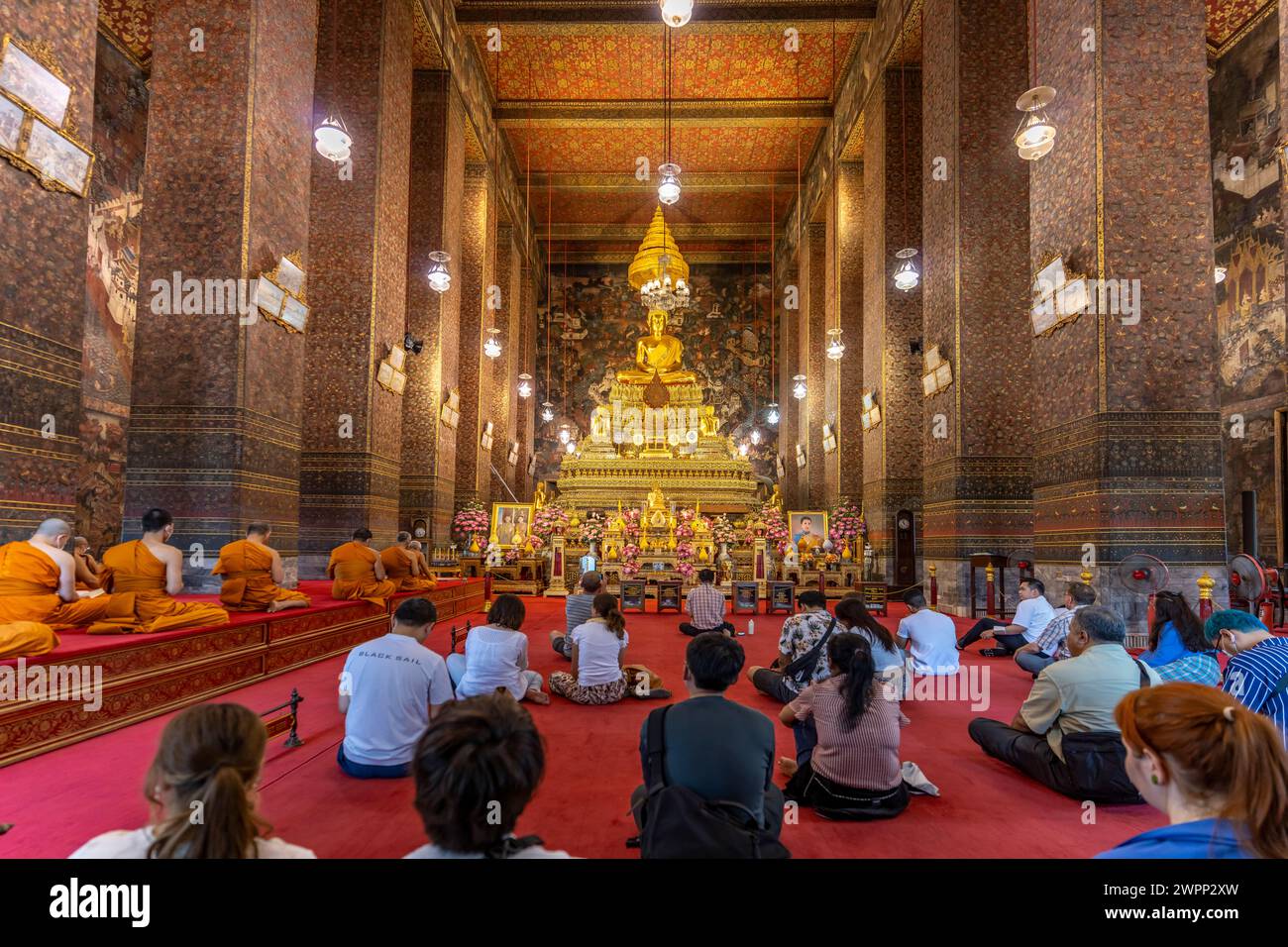 Preghiera con i monaci nel tempio buddista Phra Ubosoth, Wat Pho a Bangkok, Thailandia, Asia Foto Stock