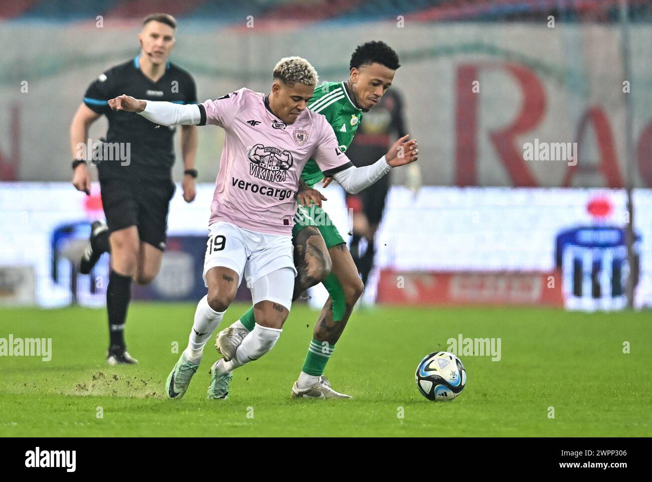 2024.03.08 Gliwice Pilka nozna PKO Ekstraklasa sezon 2023/2024 Piast Gliwice - Radomiak Radom N/z Michael Ameyaw Luiz Palhares-Luizao foto Lukasz Sobala / PressFocus 2024.03.08 Gliwice Football Polish League PKO Ekstraklasa stagione 2023/2024 Piast Gliwice - Radomiak Radom Michael Ameyaw Luiz Palhares-Luiz Sobala Credit: Lukstrakasao Focus / Presszao Foto Stock
