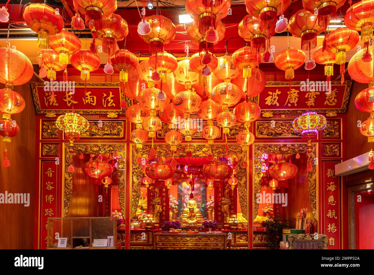 Lanterne nel tempio buddista cinese Wat Mangkon Kamalawat a Chinatown, Bangkok, Thailandia, Asia Foto Stock