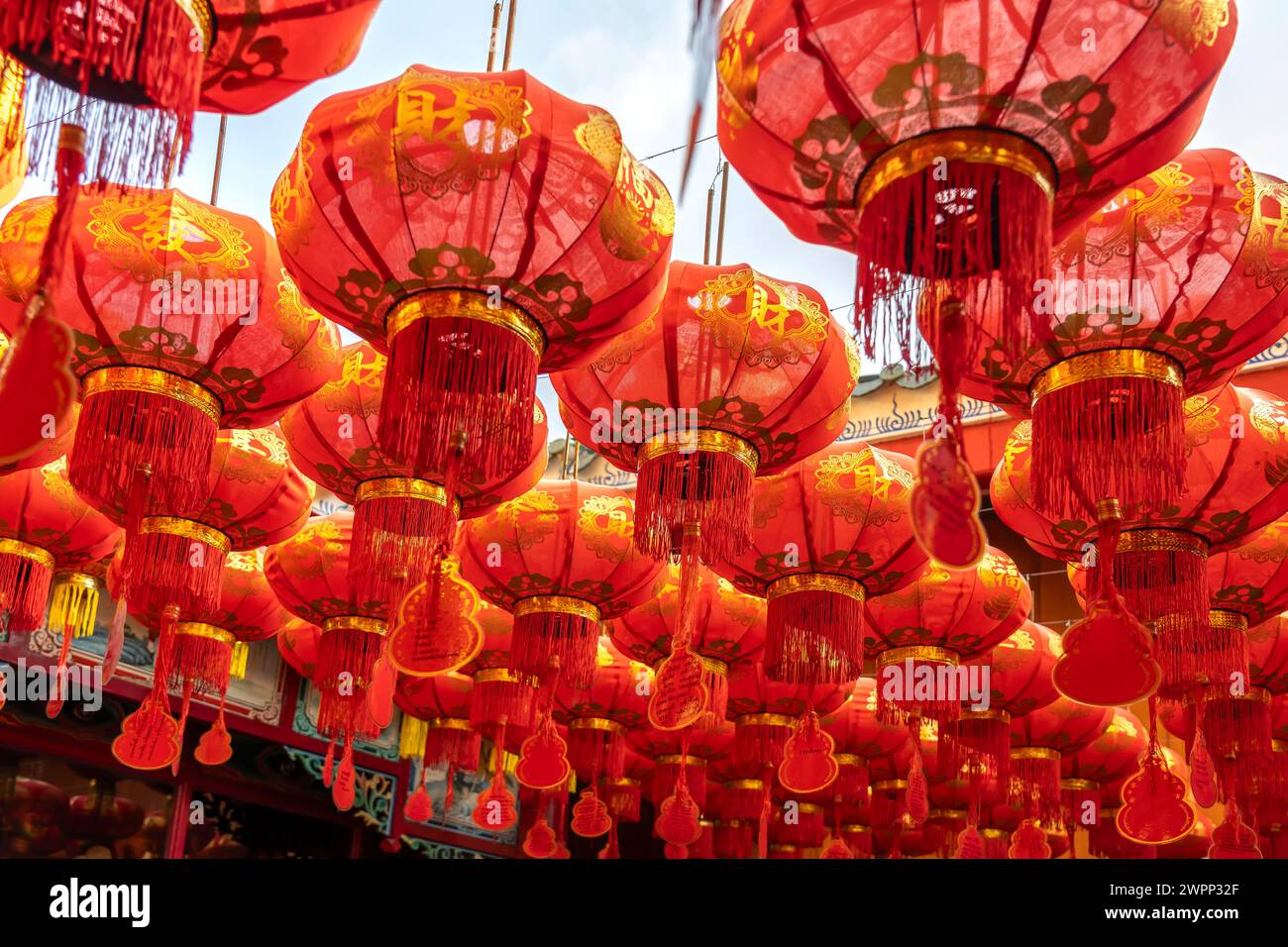 Lanterne nel tempio buddista cinese Wat Mangkon Kamalawat a Chinatown, Bangkok, Thailandia, Asia Foto Stock