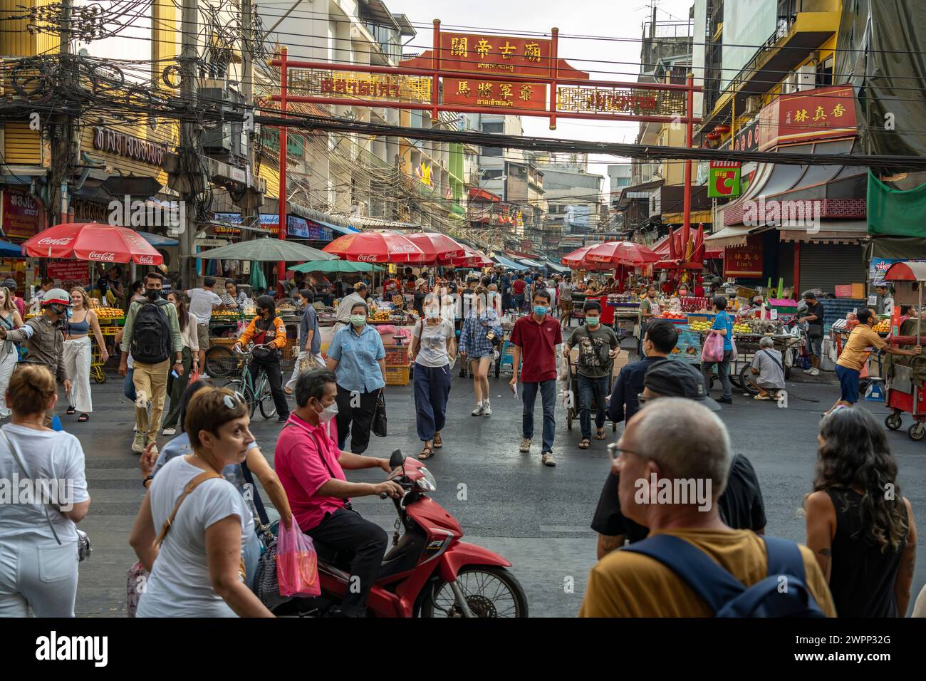Strada trafficata a Chinatown, Bangkok, Thailandia, Asia Foto Stock