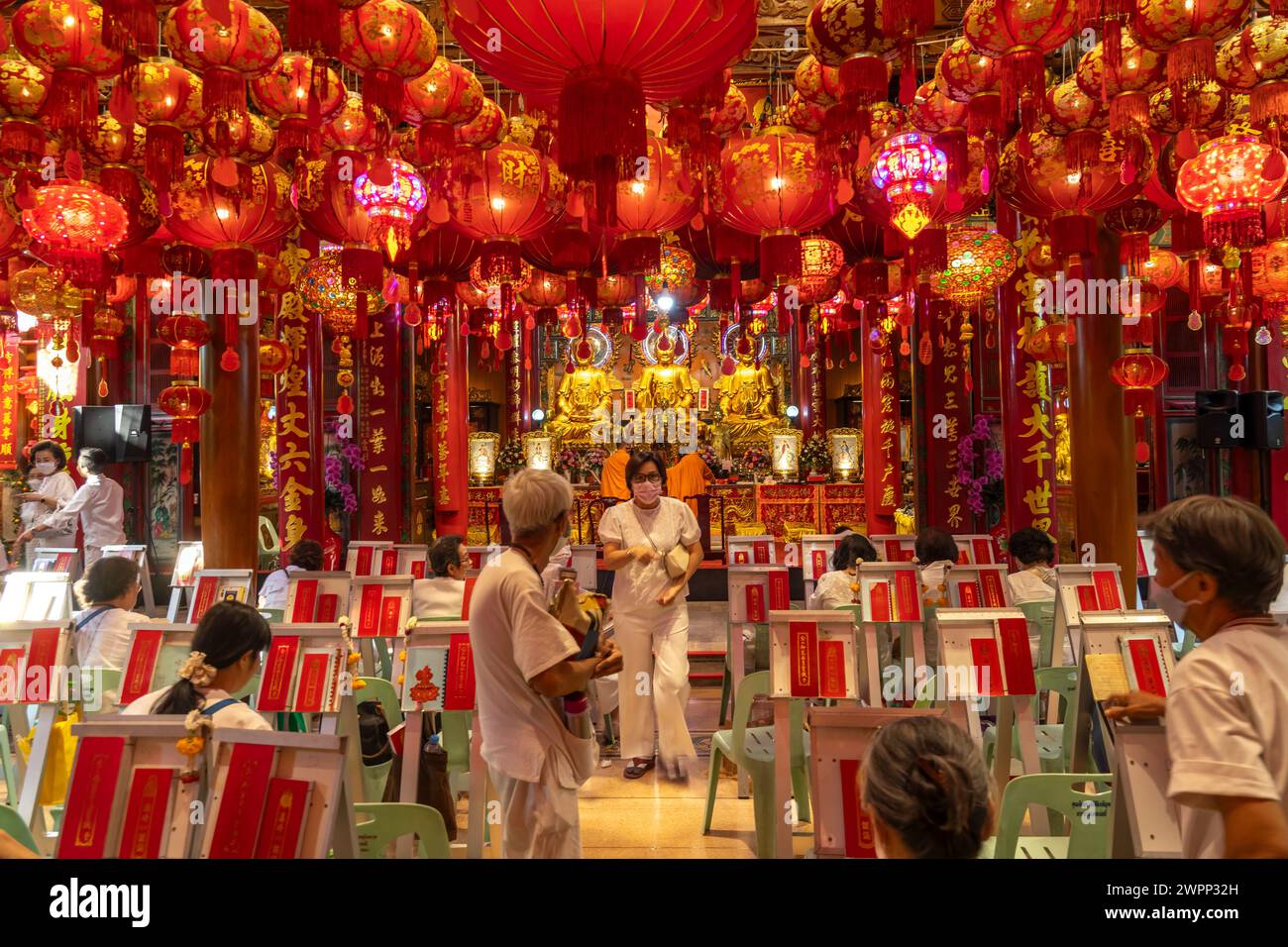 Nel tempio buddista cinese Wat Mangkon Kamalawat a Chinatown, Bangkok, Thailandia, Asia Foto Stock