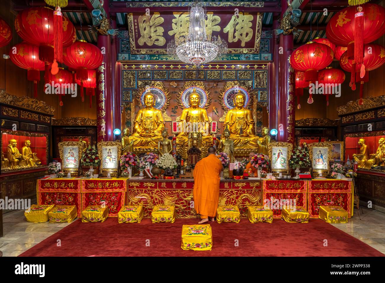 Statue di Buddha nel tempio buddista cinese Wat Mangkon Kamalawat a Chinatown, Bangkok, Thailandia, Asia Foto Stock