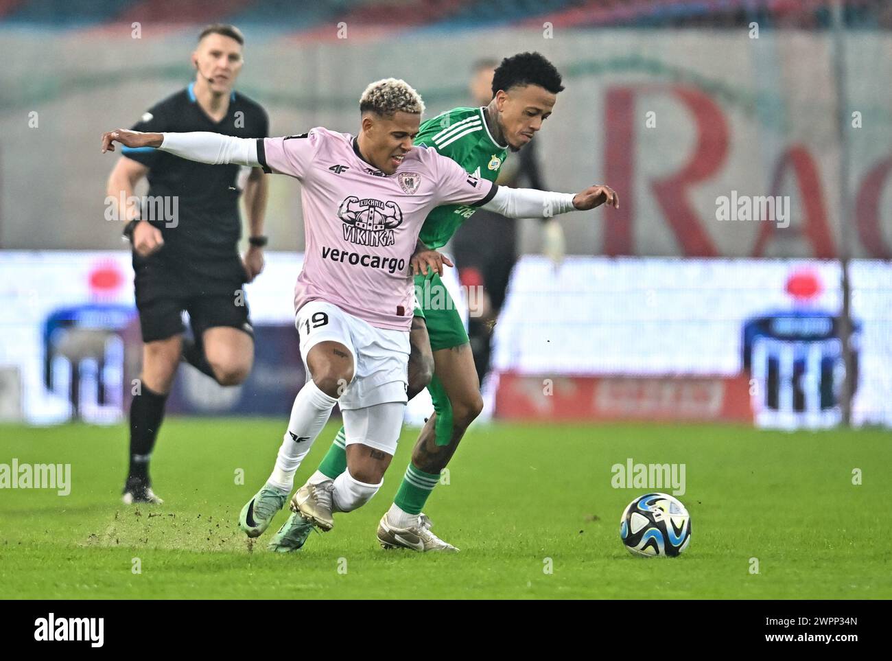 2024.03.08 Gliwice Pilka nozna PKO Ekstraklasa sezon 2023/2024 Piast Gliwice - Radomiak Radom N/z Michael Ameyaw Luiz Palhares-Luizao foto Lukasz Sobala / PressFocus 2024.03.08 Gliwice Football Polish League PKO Ekstraklasa stagione 2023/2024 Piast Gliwice - Radomiak Radom Michael Ameyaw Luiz Palhares-Luiz Sobala Credit: Lukstrakasao Focus / Presszao Foto Stock