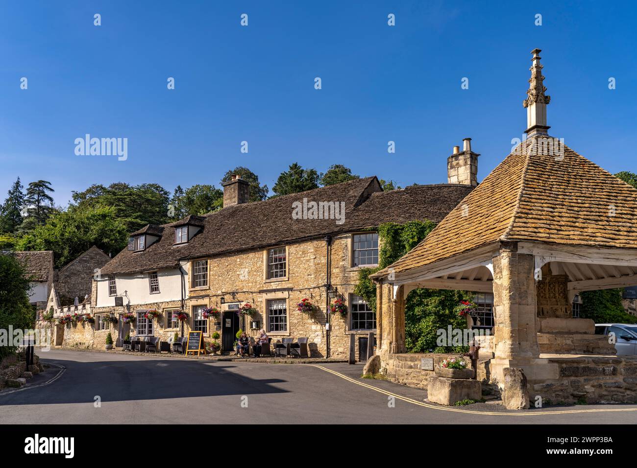 Mercato e fontana di Castle Combe, Cotswolds, Wiltshire, Inghilterra, Gran Bretagna, Europa Foto Stock