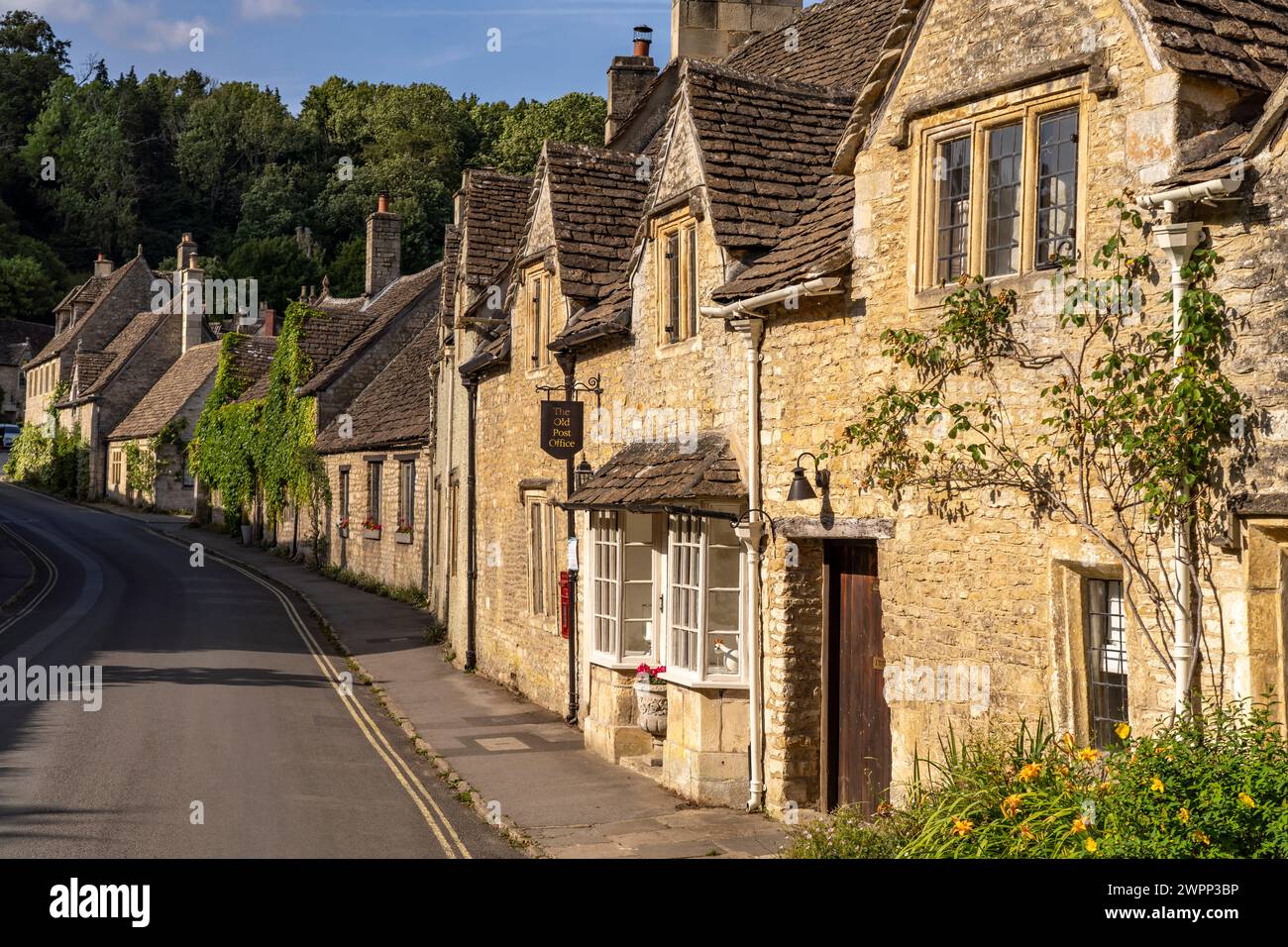 Strada principale nel villaggio di Castle Combe, Cotswolds, Wiltshire, Inghilterra, Regno Unito, Europa Foto Stock