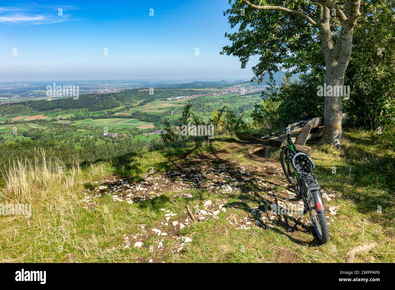 Il Farrenberg alto 820 m è la montagna locale di Mössingen e il distretto di Mössingen di Talheim. Il nome Farrenberg deriva dal suo precedente uso come pascolo per i tori da riproduzione di Mössingen (Farren). Oggi, la montagna è sede del sito di deltaplano Farrenberg, gestito dai club di volo Mössingen e Tübingen. Foto Stock