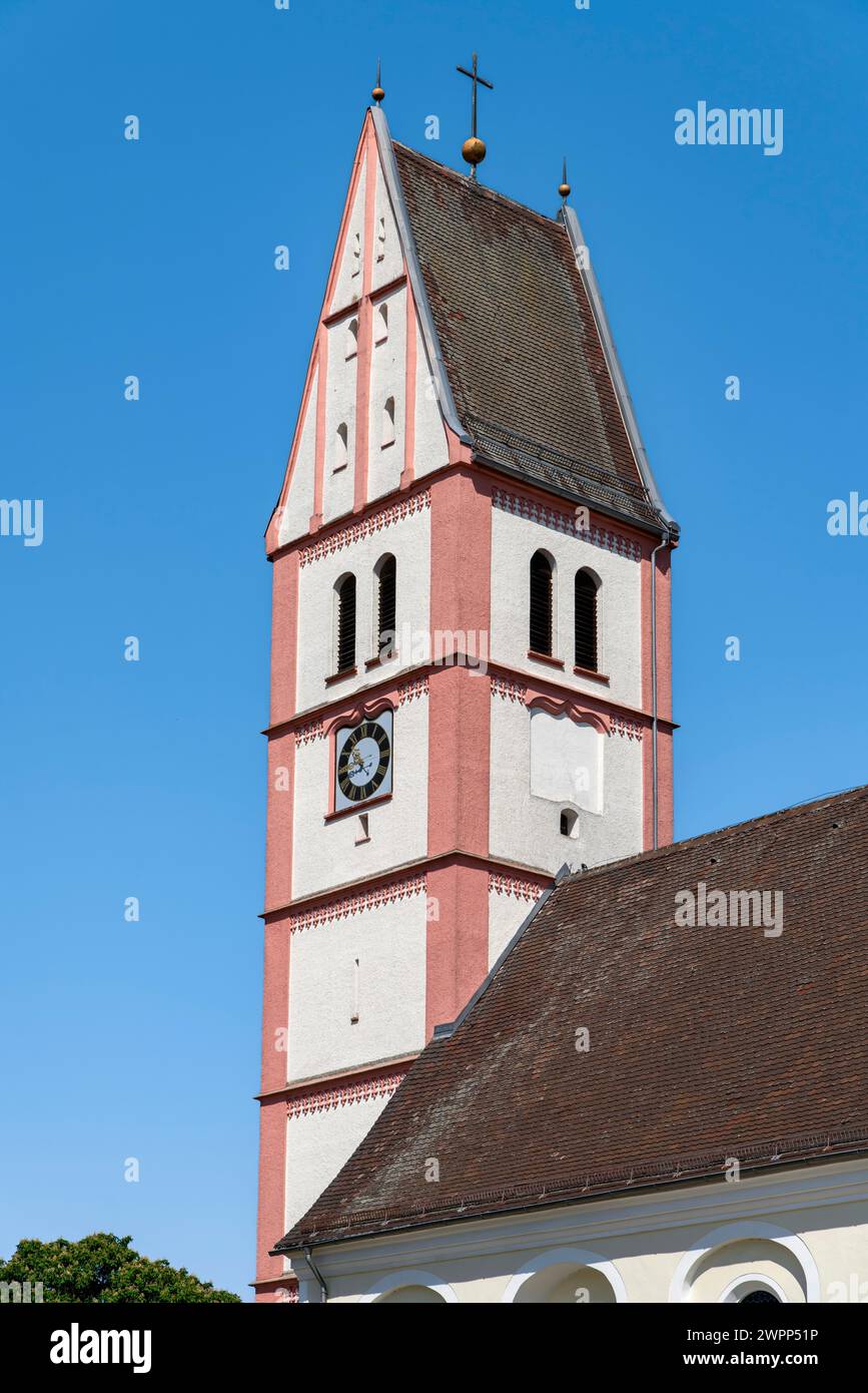 Berkheim, la chiesa parrocchiale di St Konrad è sotto il patrocinio del santo vescovo Konrad di Costanza. Il corpo di St. Willebold von Berkheim, morto nel 1230, è disposto in un santuario della chiesa. È il santo patrono della Illertal. Foto Stock