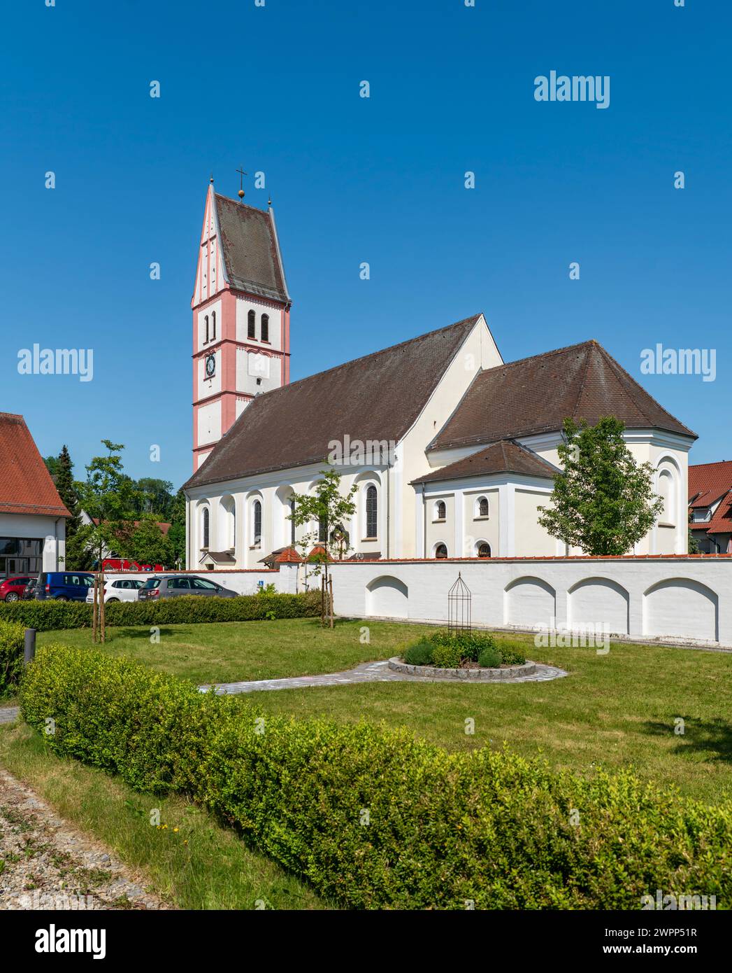 Berkheim, la chiesa parrocchiale di St Konrad è sotto il patrocinio del santo vescovo Konrad di Costanza. Il corpo di St. Willebold von Berkheim, morto nel 1230, è disposto in un santuario della chiesa. È il santo patrono della Illertal. Foto Stock