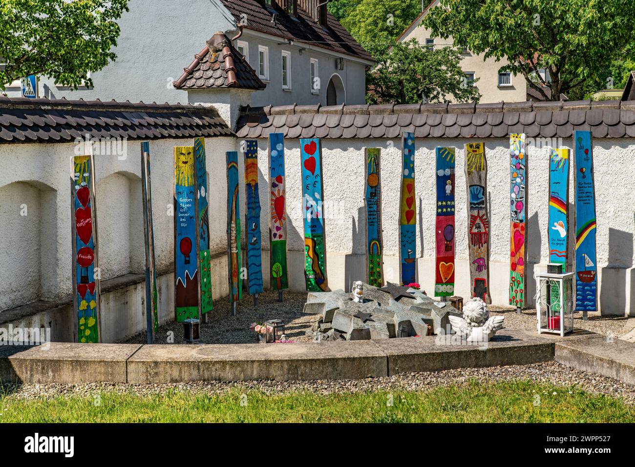 Berkheim, memoriale per bambini prematuramente deceduti nel cimitero della chiesa parrocchiale di San Konrad. Foto Stock