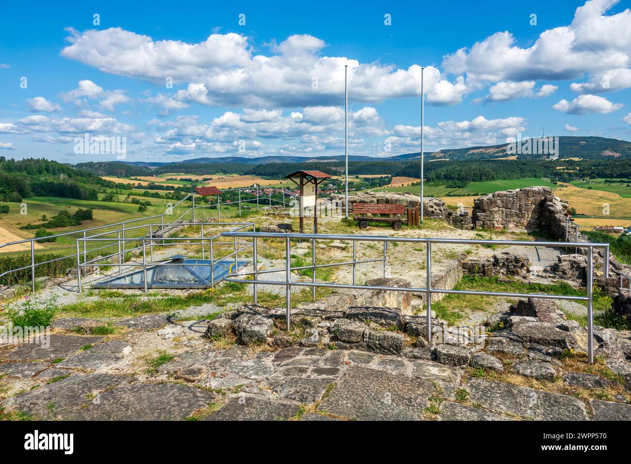 Le rovine del castello di Schaumburg, noto anche come Schaumberg, si trovano ad ovest di Schalkau (distretto di Sonneberg) in Turingia. Era la sede ancestrale della nobile famiglia Schaumberg. Foto Stock