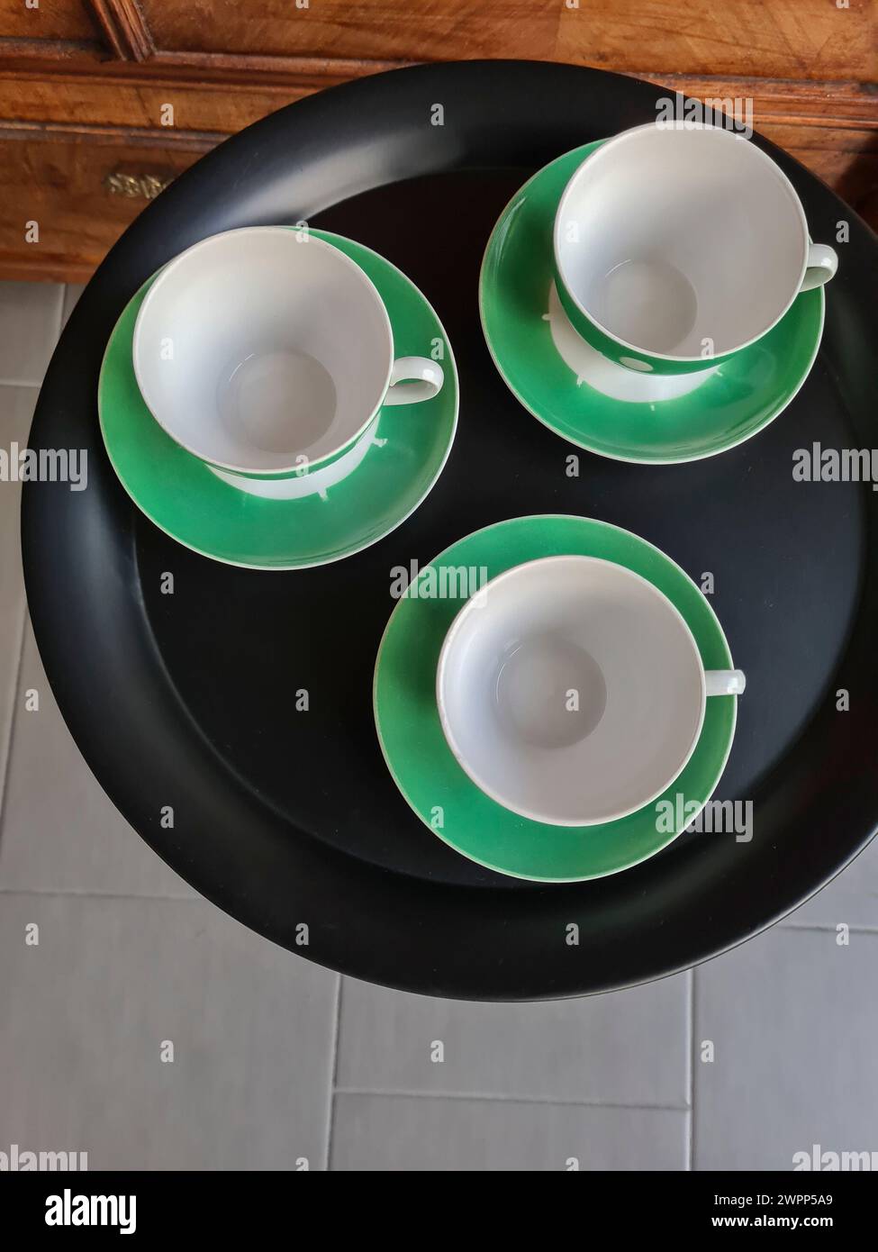 Vista dall'alto di tre tazze di caffè vuote su un tavolo rotondo nero Foto Stock