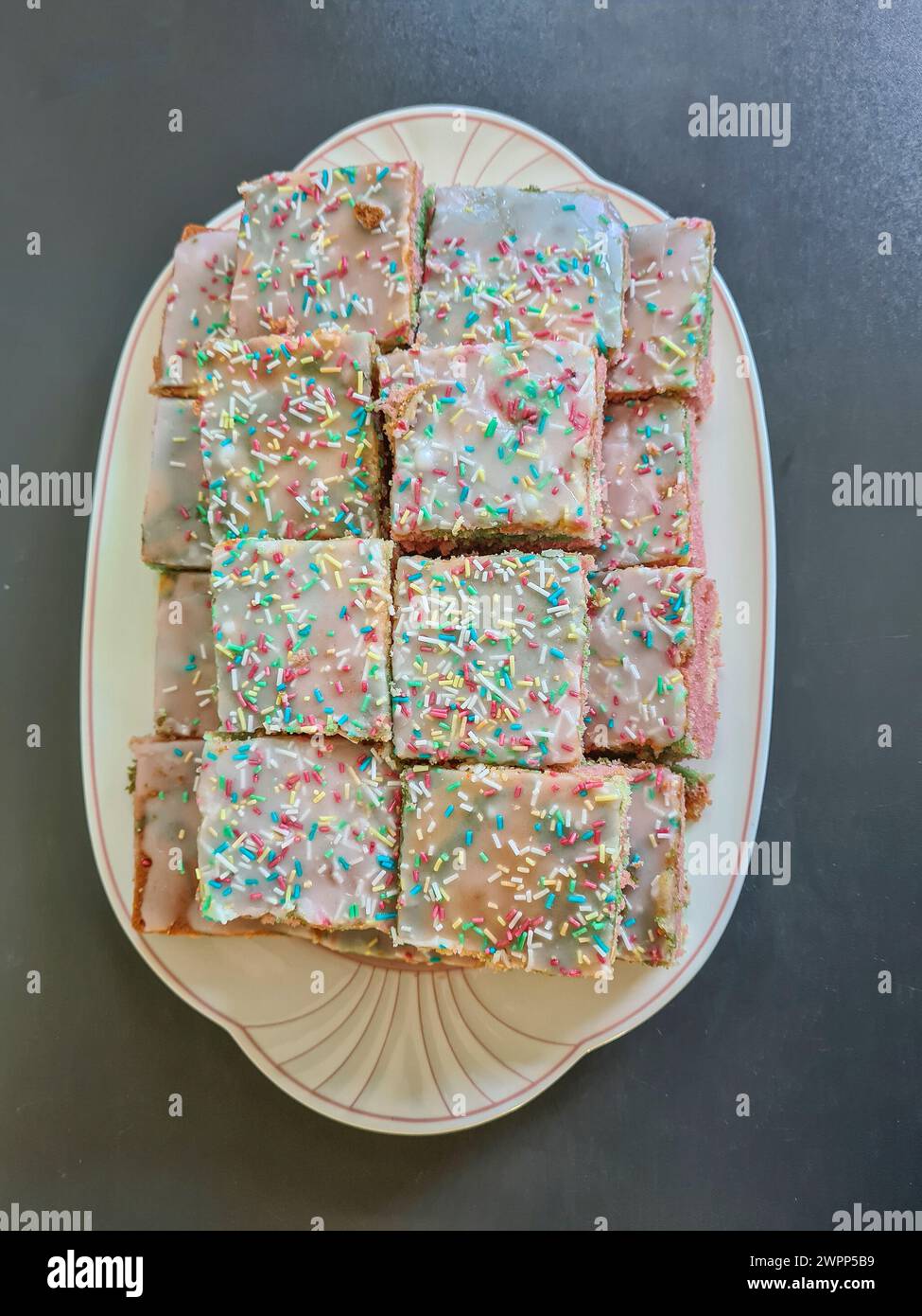 Fette di torta con coloratissime spolverine di zucchero, torta di compleanno, festa di compleanno per bambini, torta per bambini Foto Stock