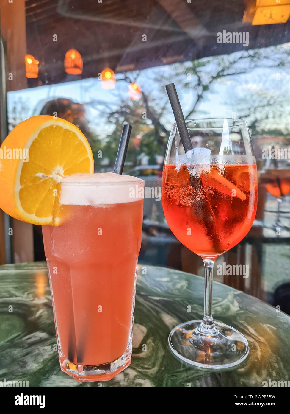 Una bevanda analcolica frizzante alcolica e un cocktail analcolico su un tavolo di fronte a un ristorante, Summer, Berlino, Germania Foto Stock