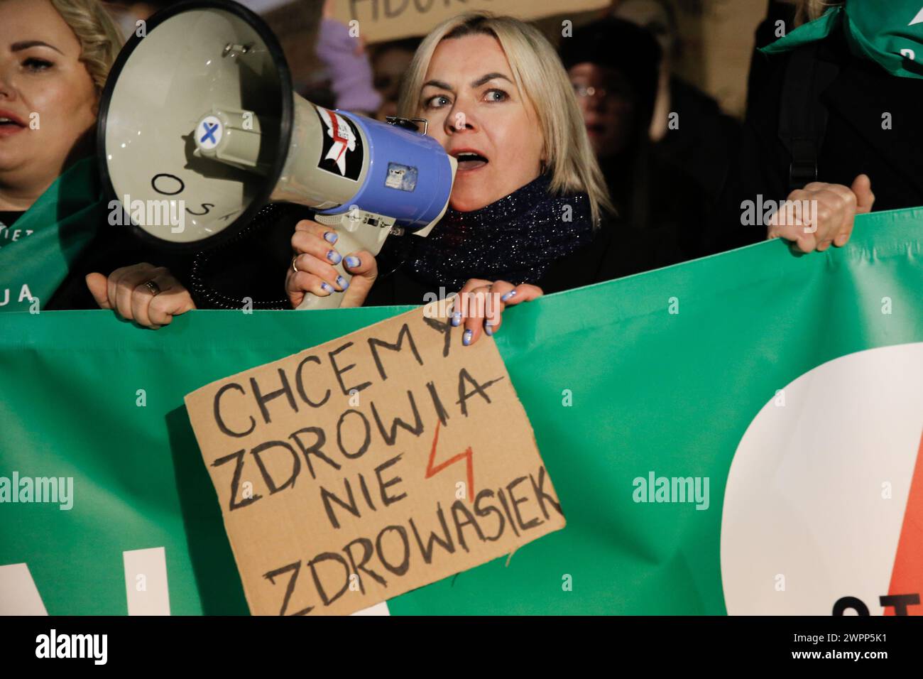 Attivisti dell'organizzazione per i diritti delle donne - l'inferno delle donne e i loro sostenitori marciano in una manifestazione pro-scelta di fronte al Palazzo Presidenziale in una città vecchia di Varsavia, Polonia, in occasione della giornata internazionale della donna, 8 marzo 2024. Foto Stock