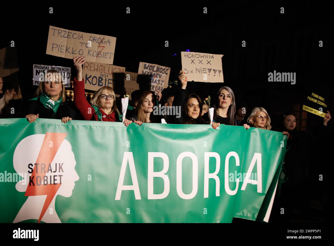 Attivisti dell'organizzazione per i diritti delle donne - l'inferno delle donne e i loro sostenitori marciano in una manifestazione pro-scelta di fronte al Palazzo Presidenziale in una città vecchia di Varsavia, Polonia, in occasione della giornata internazionale della donna, 8 marzo 2024. Foto Stock