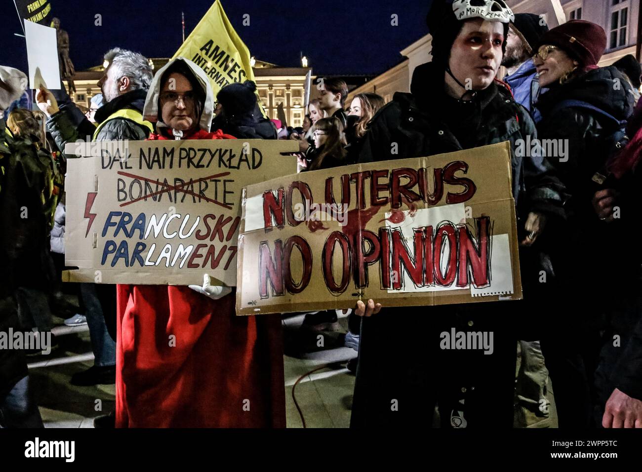 Attivisti dell'organizzazione per i diritti delle donne - l'inferno delle donne e i loro sostenitori marciano in una manifestazione pro-scelta di fronte al Palazzo Presidenziale in una città vecchia di Varsavia, Polonia, in occasione della giornata internazionale della donna, 8 marzo 2024. Foto Stock