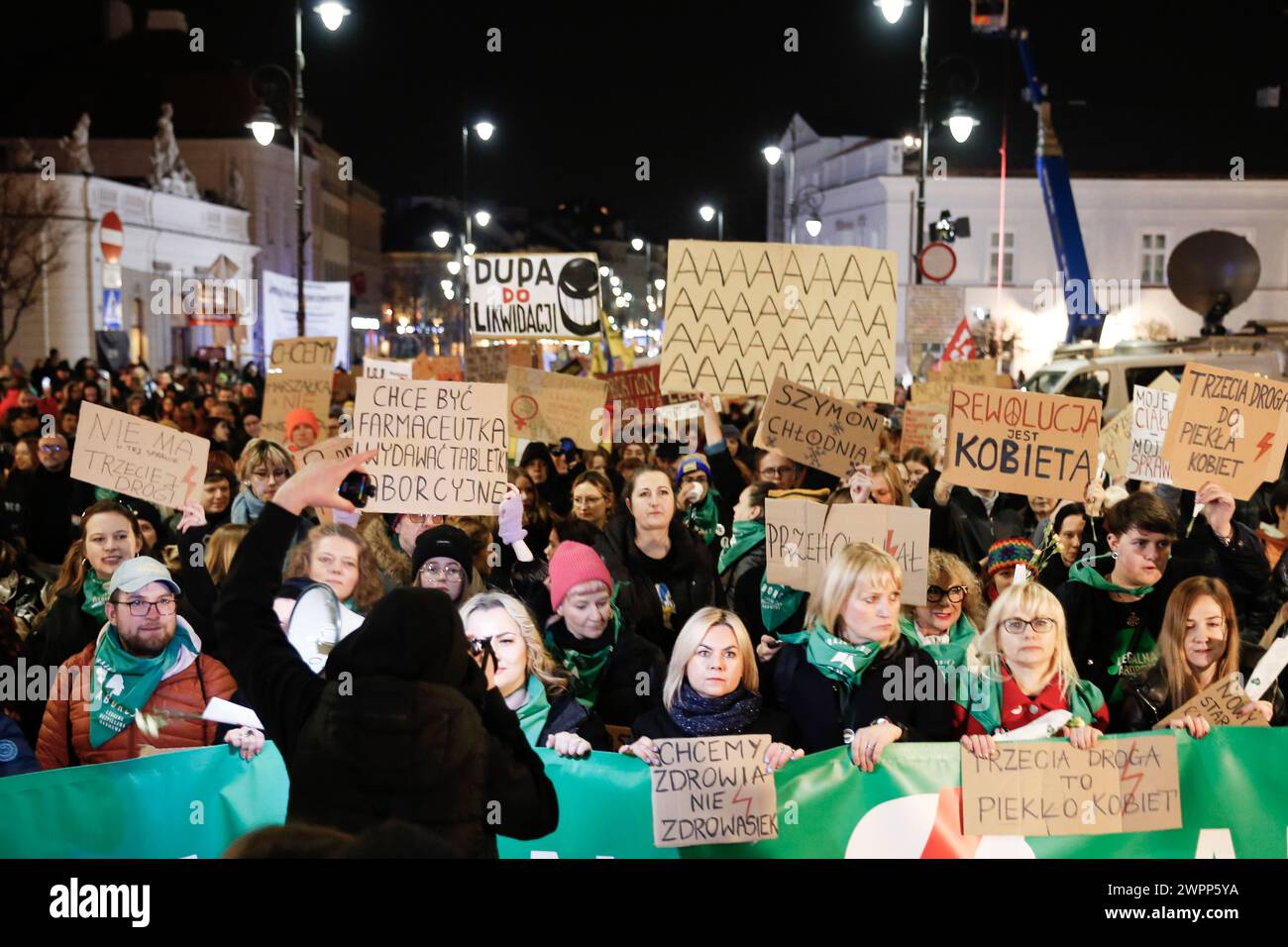 Attivisti dell'organizzazione per i diritti delle donne - l'inferno delle donne e i loro sostenitori marciano in una manifestazione pro-scelta di fronte al Palazzo Presidenziale in una città vecchia di Varsavia, Polonia, in occasione della giornata internazionale della donna, 8 marzo 2024. Foto Stock