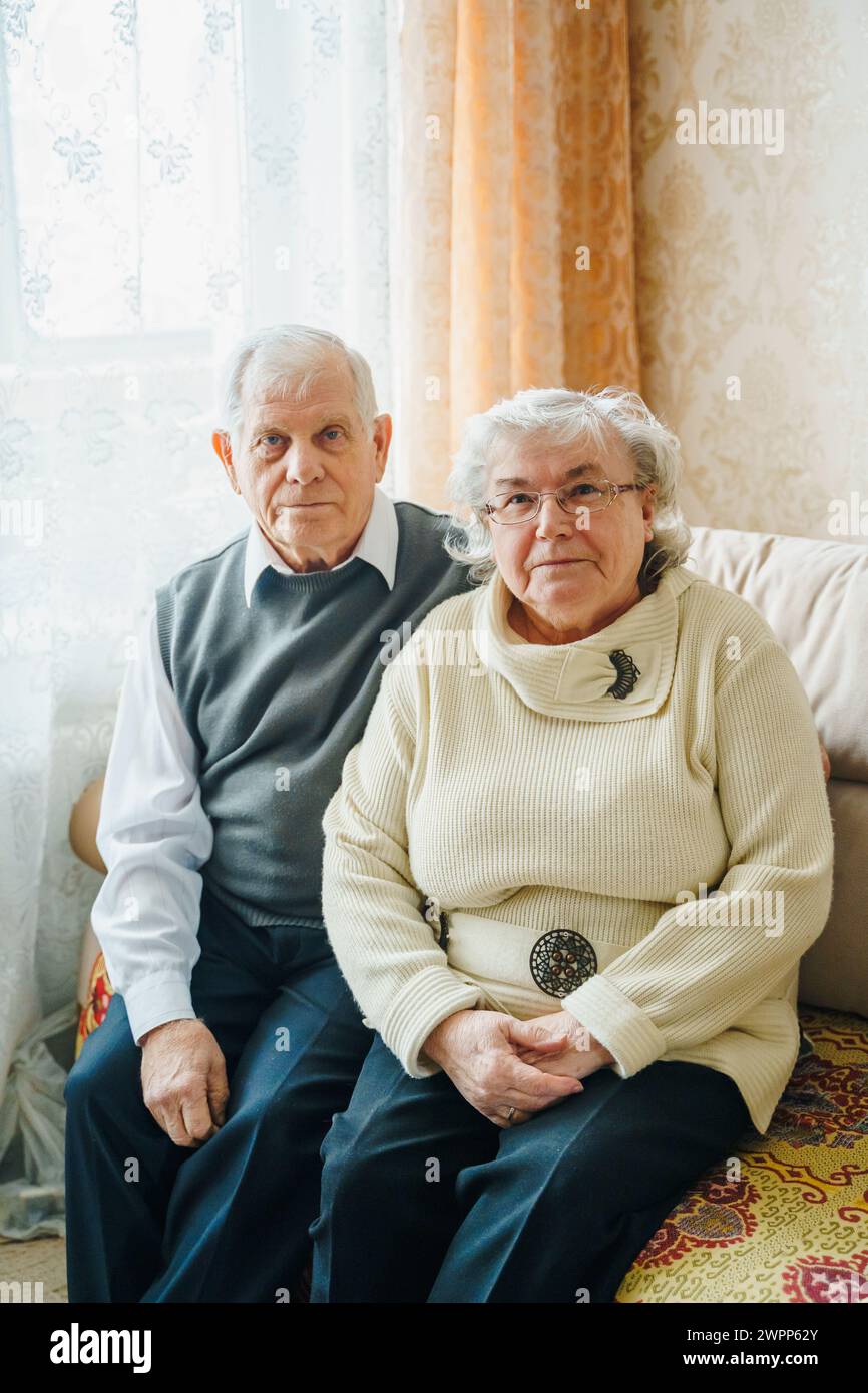 Anziana coppia d'amore romantica anziana. Vecchio pensionato donna insieme. Moglie anziana in un comodo maglione casalingo.anziano che abbraccia baciano la gente pensionato.Hap Foto Stock