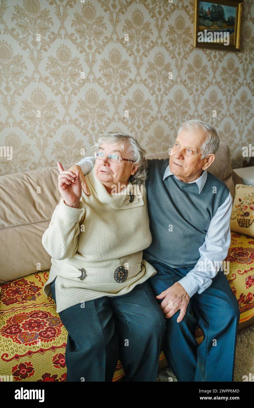 Anziana coppia d'amore romantica anziana. Vecchio pensionato donna insieme. Moglie anziana in un comodo maglione casalingo.anziano che abbraccia baciano la gente pensionato.Hap Foto Stock