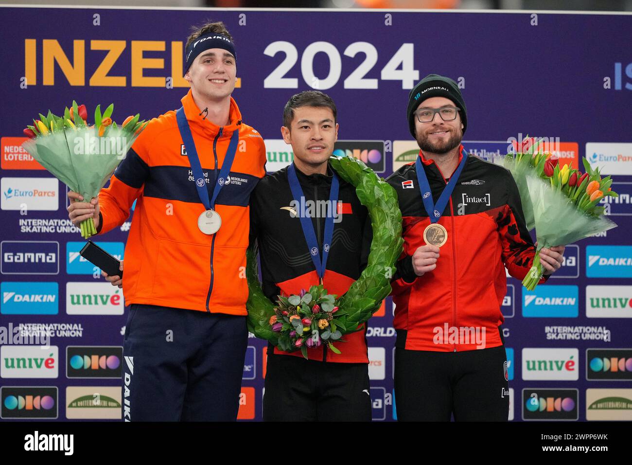 Inzell, Germania. 8 marzo 2024. INZELL, GERMANIA - 8 MARZO: Jenning De Boo dei Paesi Bassi, Zhongyan Ning della Cina, Laurent Dubreuil del Canada durante la cerimonia della medaglia dopo aver gareggiato sui 1000 m durante i Campionati mondiali ISU di pattinaggio di velocità Sprint alla Max Aicher Arena l'8 marzo 2024 a Inzell, Germania. (Foto di Douwe Bijlsma/Orange Pictures) credito: Orange Pics BV/Alamy Live News Foto Stock