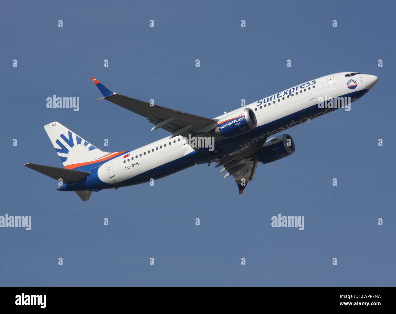 Un Boeing 737-8 MAX di SunExpress parte dall'aeroporto Gatwick di Londra Foto Stock