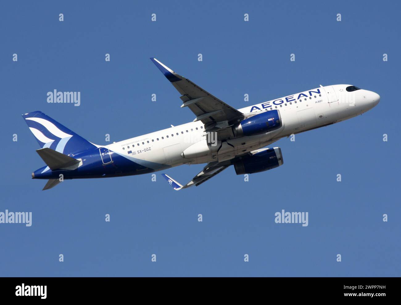 Un Airbus A320 di Aegean Airlines parte da Aegean Airlines in partenza dall'aeroporto di Londra Gatwick Foto Stock