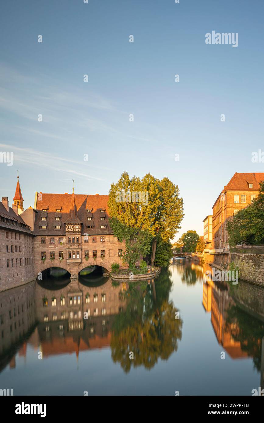 Heiliggeistspital con Heiliggeistkirche sul Pegnitz, Norimberga, Franconia, Baviera, Germania Foto Stock