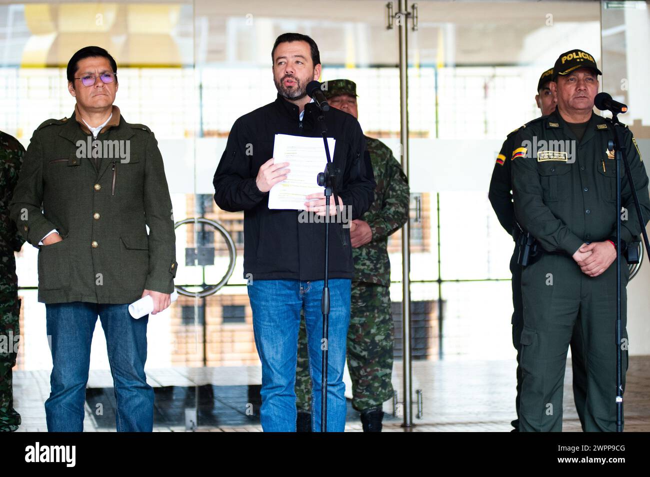 Il sindaco di Bogotà Carlos Fernando Galan sta parlando ai media dei progressi e dei casi di Bogotà in seguito a un consiglio di sicurezza a Bogotà, in Colombia, Foto Stock