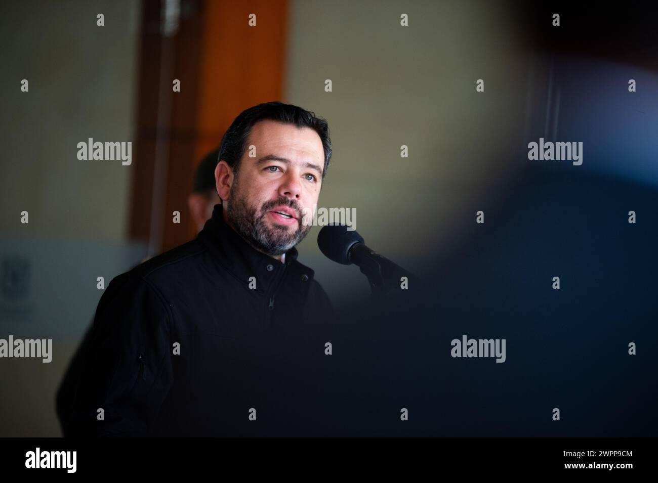 Il sindaco di Bogotà Carlos Fernando Galan sta parlando ai media dei progressi e dei casi di Bogotà in seguito a un consiglio di sicurezza a Bogotà, in Colombia, Foto Stock