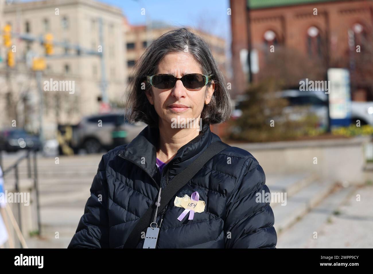 Baltimora, Stati Uniti. 8 marzo 2024. 8 marzo 2024, Baltimore City Hall, Baltimore, MD, STATI UNITI. Credete alle donne israeliane. I sostenitori e gli alleati delle donne ebree e israeliane si sono riuniti in occasione della giornata internazionale della donna per piangere le donne uccise nella guerra israelo-Hamas e tutte le donne, ancora in prigionia. Stuprati, torturati, assassinati e alleati femministe tacciono. (Foto di Robyn Stevens Brody/Sipa USA) credito: SIPA USA/Alamy Live News Foto Stock