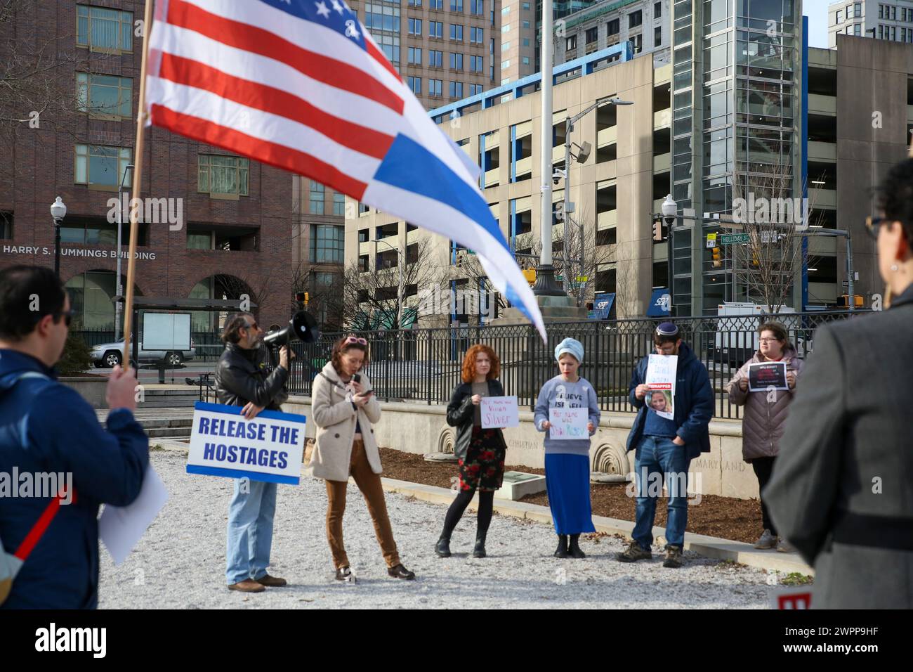 Baltimora, Stati Uniti. 8 marzo 2024. 8 marzo 2024, Baltimore City Hall, Baltimore, MD, STATI UNITI. Credete alle donne israeliane. I sostenitori e gli alleati delle donne ebree e israeliane si sono riuniti in occasione della giornata internazionale della donna per piangere le donne uccise nella guerra israelo-Hamas e tutte le donne, ancora in prigionia. Stuprati, torturati, assassinati e alleati femministe tacciono. (Foto di Robyn Stevens Brody/Sipa USA) credito: SIPA USA/Alamy Live News Foto Stock