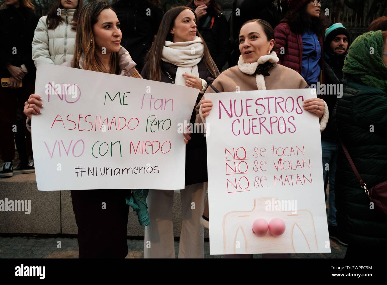 Diverse donne protestano durante la manifestazione 8M in occasione della giornata internazionale della donna, in Plaza de Cibeles a Madrid l'8 marzo 2024, Spagna Foto Stock