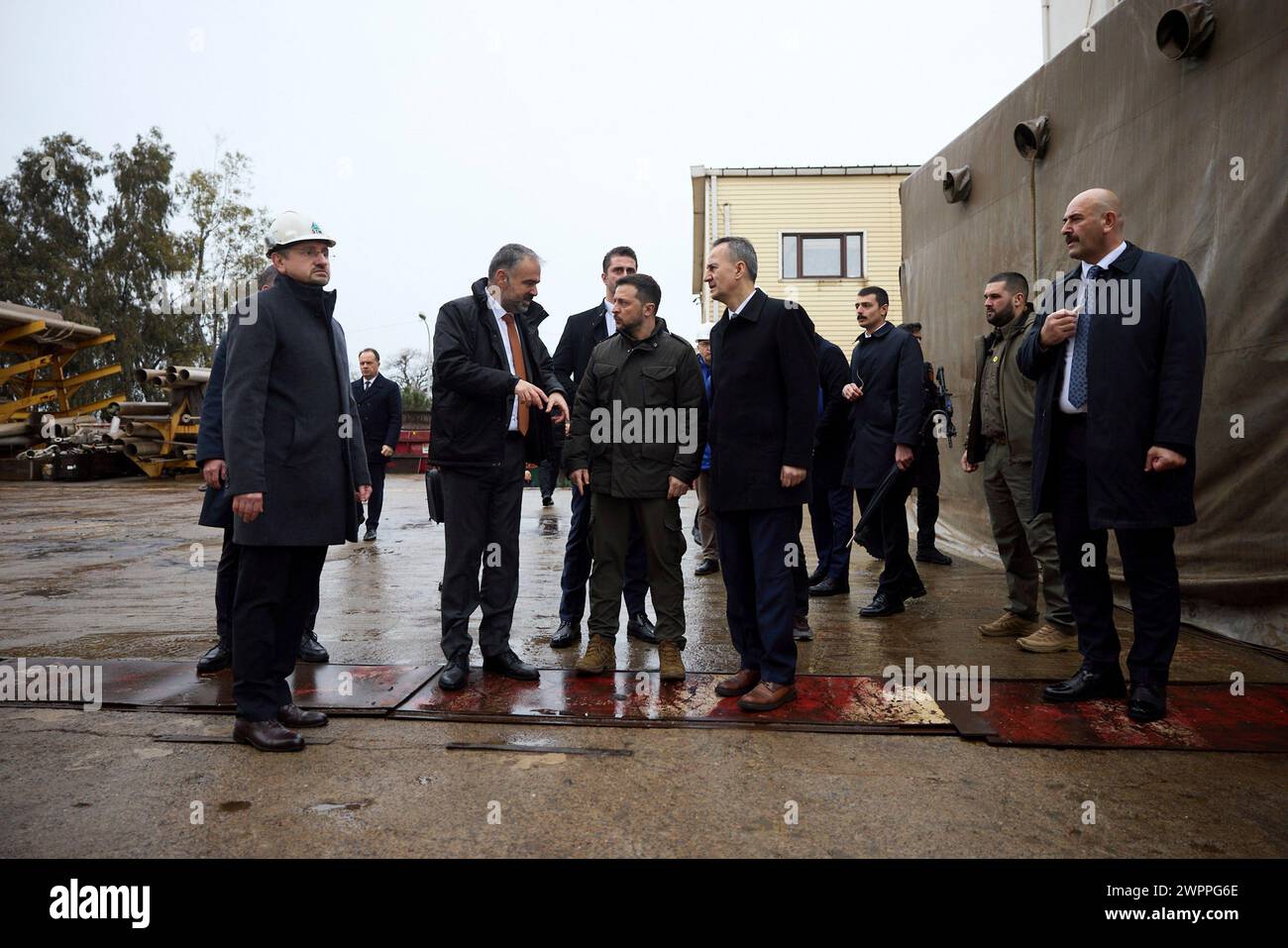 Istanbul, Turchia. 8 marzo 2024. Il presidente ucraino Volodymyr Zelenskyy, centro, ispeziona i progressi di una corvetta anti-sommergibile classe Ada in costruzione per la Marina Ucraina presso il cantiere turco STM, 8 marzo 2024 a Istanbul, Turchia. Credito: Presidenza Ucraina/Ufficio stampa presidenziale ucraino/Alamy Live News Foto Stock