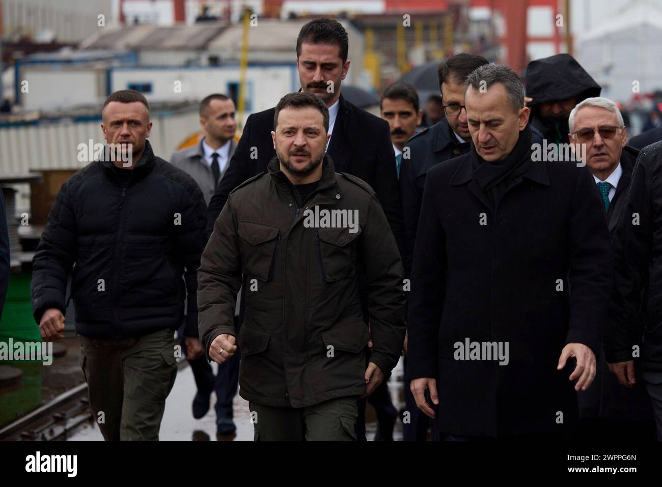 Istanbul, Turchia. 8 marzo 2024. Il presidente ucraino Volodymyr Zelenskyy, centro, ispeziona i progressi di una corvetta anti-sommergibile classe Ada in costruzione per la Marina Ucraina presso il cantiere turco STM, 8 marzo 2024 a Istanbul, Turchia. Credito: Presidenza Ucraina/Ufficio stampa presidenziale ucraino/Alamy Live News Foto Stock