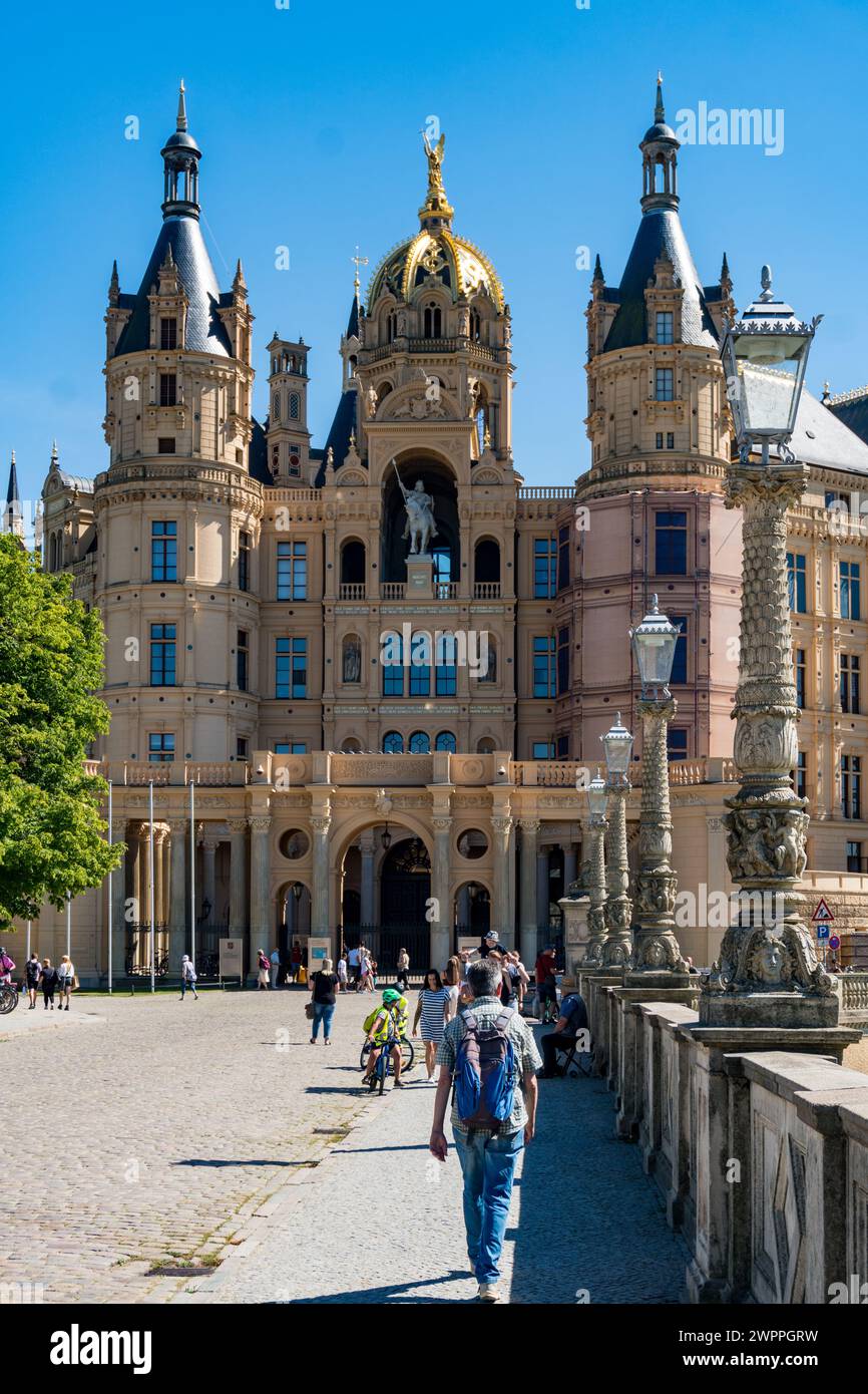 Schwerin, Germania-11 agosto 2022: Durante una giornata di sole, le persone visitano il castello di Schwerin, situato su un isolotto del lago di Schwerin Foto Stock