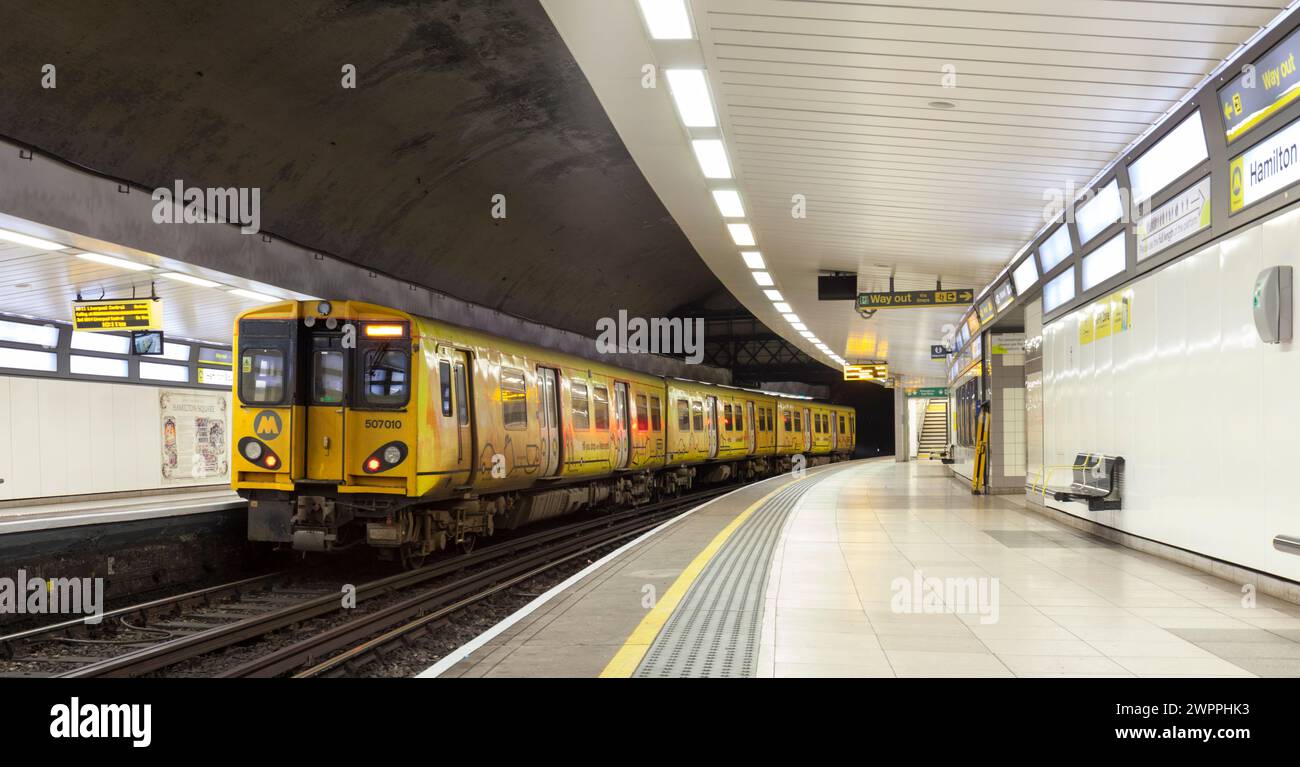 Componenti elettrici Merseyrail classe 507 terzo treno elettrico 507010 presso la stazione della metropolitana di Hamilton Square Birkenhead, Regno Unito Foto Stock